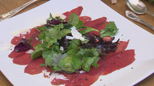 Rezept: Rehcarpaccio mit Wildkräutersalat Rezept: Rehcarpaccio mit Wildkräutersalat