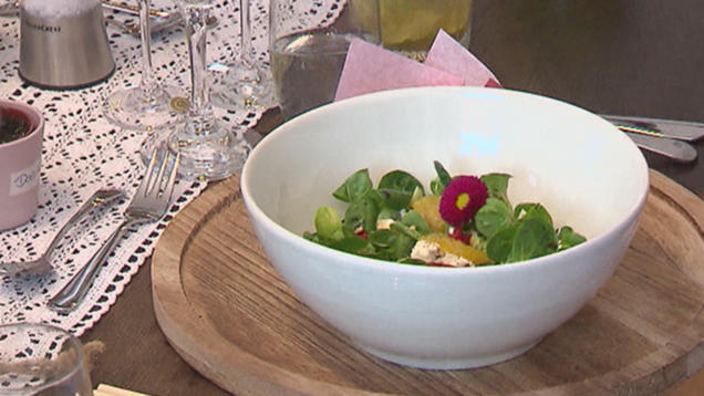 Rezept: Frischer Feldsalat mit Orangenfilets und Feta – dazu ein Gemüse-Muffin Rezept: Frischer Feldsalat mit Orangenfilets und Feta – dazu ein Gemüse-Muffin