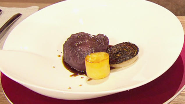 Rezept: Rinderfilet mit Zwiebeln und Fondantkartoffeln (Daniel Völz) Rezept: Rinderfilet mit Zwiebeln und Fondantkartoffeln (Daniel Völz)