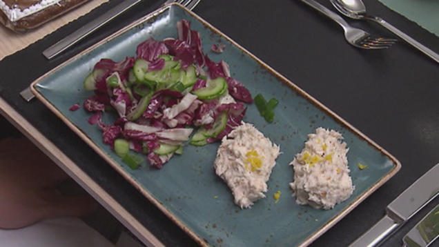 Rezept: Forellenmousse-Nocken an Radiccio-Gurken-Salat Rezept: Forellenmousse-Nocken an Radiccio-Gurken-Salat
