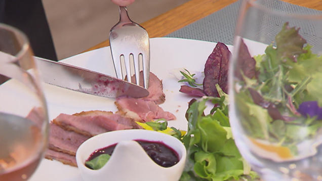 Rezept: Kaltgeräucherte Entenbrust an Blaubeerjus und Wildblütensalat Rezept: Kaltgeräucherte Entenbrust an Blaubeerjus und Wildblütensalat