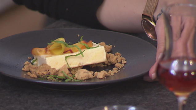 Rezept: Holunderblüten-Parfait mit mariniertem Pfirsich und Crumble Rezept: Holunderblüten-Parfait mit mariniertem Pfirsich und Crumble