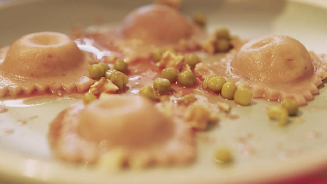 Rezept: Rote Bete Ravioli mit Minze-Walnuss-Pesto auf Borscht-Reduktion Rezept: Rote Bete Ravioli mit Minze-Walnuss-Pesto auf Borscht-Reduktion