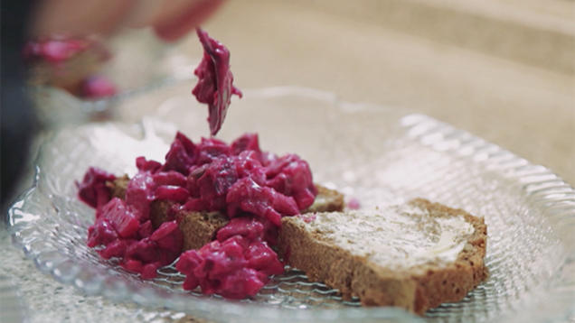 Rezept: Schwarzbrot mit Heringssalat Rezept: Schwarzbrot mit Heringssalat