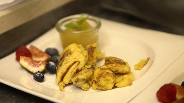 Rezept: Kaiserschmarrn mit Vanilleeis und Apfelmus Rezept: Kaiserschmarrn mit Vanilleeis und Apfelmus