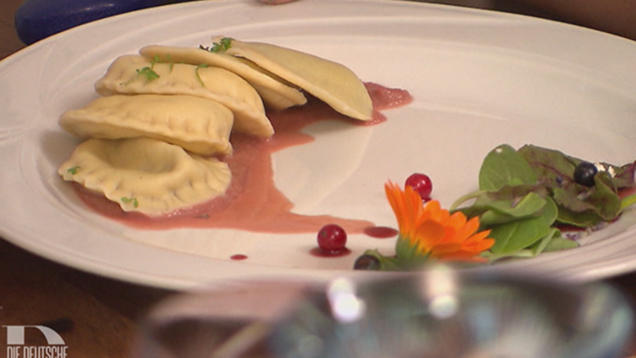 Rezept: Hausgemachte Ravioli-Triologie auf rotem Spiegel an sommerlicher Wiese Rezept: Hausgemachte Ravioli-Triologie auf rotem Spiegel an sommerlicher Wiese
