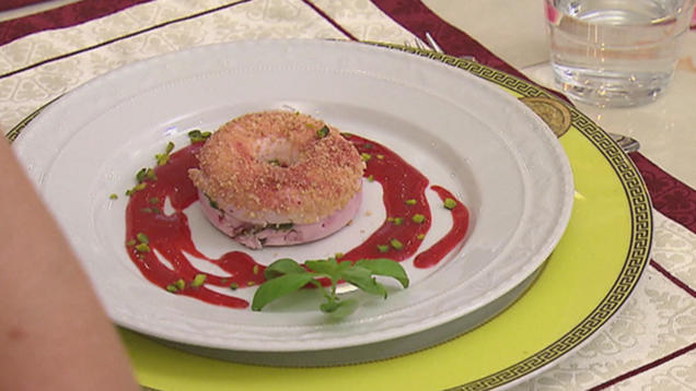 Rezept: Quarkdonuts mit Basilikumpesto, Erdbeersoße und Amarettinikrümeln Rezept: Quarkdonuts mit Basilikumpesto, Erdbeersoße und Amarettinikrümeln