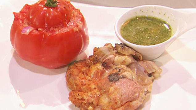 Rezept: Bettlerhuhn – Maishähnchenkeule im Salzteig gegart und gegrillte Tomate (Oliver Pocher) Rezept: Bettlerhuhn – Maishähnchenkeule im Salzteig gegart und gegrillte Tomate (Oliver Pocher)