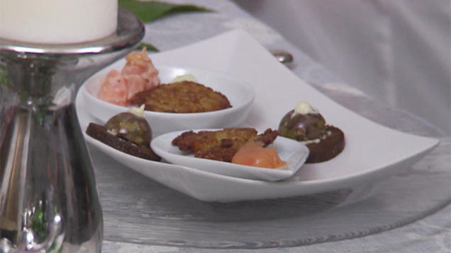 Rezept: Essener Tapas - Currywurst mit Erdbeersauce, Kartoffelplätzchen mit Wildlachs Rezept: Essener Tapas - Currywurst mit Erdbeersauce, Kartoffelplätzchen mit Wildlachs