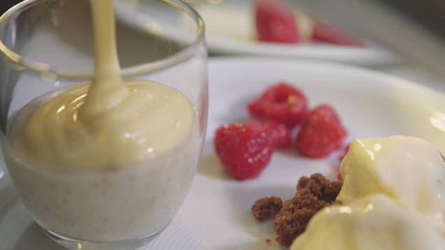 Rezept: Die letzte Zeche - Pudding: Weinschaum auf Mandelcreme Rezept: Die letzte Zeche - Pudding: Weinschaum auf Mandelcreme