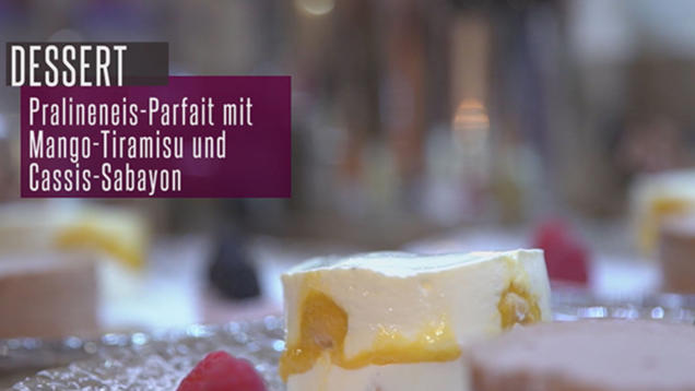 Rezept: Pralinenhalbgefrorenes an Mango-Tiramisu mit Cassis-Sabayon Rezept: Pralinenhalbgefrorenes an Mango-Tiramisu mit Cassis-Sabayon