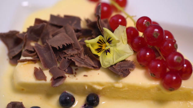 Rezept: Orangenparfait, Brombeersauce, Crêpe Suzette, Créme-Brûlée-Espuma und Hibiskuspraline Rezept: Orangenparfait, Brombeersauce, Crêpe Suzette, Créme-Brûlée-Espuma und Hibiskuspraline