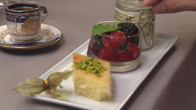 Rezept: Herrencreme, Grießkuchen und Beerensalat Rezept: Herrencreme, Grießkuchen und Beerensalat