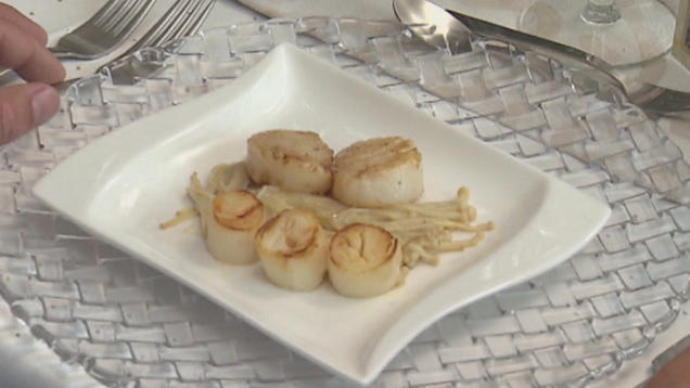 Rezept: Jakobsmuscheln und Palmherzen auf einer Enoki-Matte Rezept: Jakobsmuscheln und Palmherzen auf einer Enoki-Matte