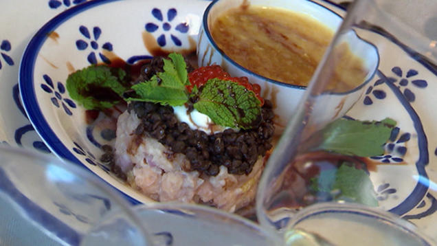 Rezept: Saiblingstatar auf Belugalinsen an Orangensauce Rezept: Saiblingstatar auf Belugalinsen an Orangensauce