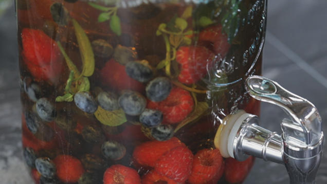 Rezept: Sommer-Drink mit beerigen Eiswürfeln Rezept: Sommer-Drink mit beerigen Eiswürfeln