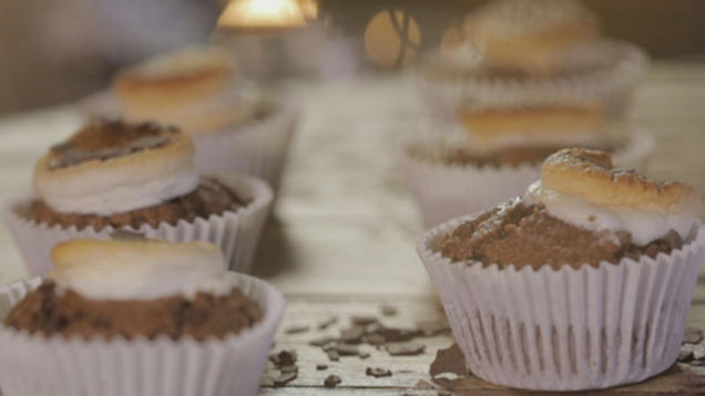 Rezept: Grieß-Kokos-Muffins mit Marshmallow-Topping und Preiselbeeren Rezept: Grieß-Kokos-Muffins mit Marshmallow-Topping und Preiselbeeren