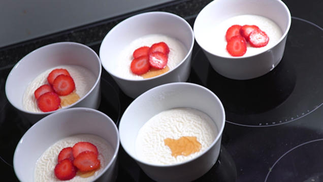 Rezept: Malabi mit Rosenwasser und Erdbeeren Rezept: Malabi mit Rosenwasser und Erdbeeren