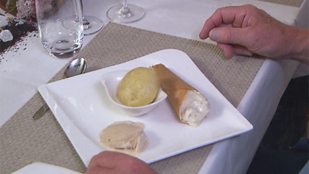 Rezept: Neujahrswaffeln mit Sahnecreme, gedämpfter Hefeteig mit Vanillesoße und Tee-Eis Rezept: Neujahrswaffeln mit Sahnecreme, gedämpfter Hefeteig mit Vanillesoße und Tee-Eis