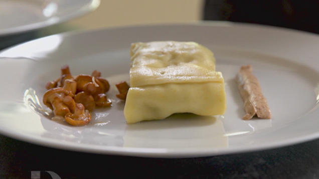 Rezept: Wildes Maultäschle mit zweierlei Soßen und Pfifferlingen Rezept: Wildes Maultäschle mit zweierlei Soßen und Pfifferlingen