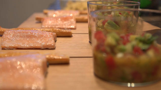 Rezept: Lachs aus dem heißen Rauch, dazu Avocado, Tomate und Limette Rezept: Lachs aus dem heißen Rauch, dazu Avocado, Tomate und Limette
