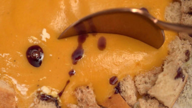 Rezept: Kürbis-Orangen-Ingwer-Suppe mit Zimtcroûtons Rezept: Kürbis-Orangen-Ingwer-Suppe mit Zimtcroûtons