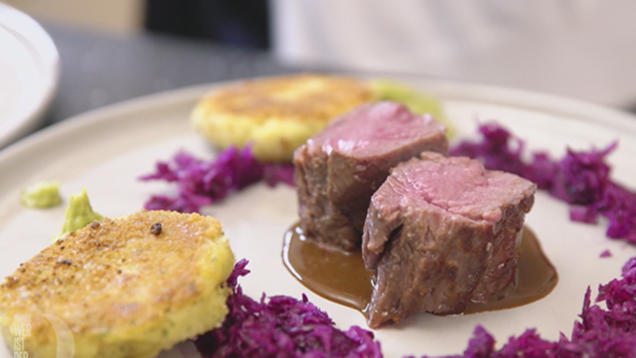 Rezept: Rehrücken an Schokoladen-Bier-Soße, Steinpilz-Kartoffel-Talern und Rotkohlsalat Rezept: Rehrücken an Schokoladen-Bier-Soße, Steinpilz-Kartoffel-Talern und Rotkohlsalat