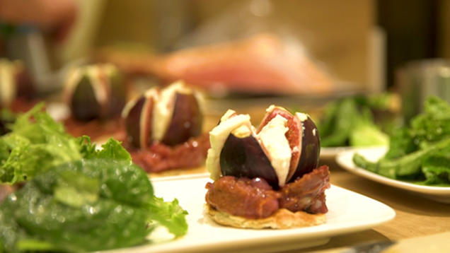 Rezept: Mit Ziegenkäse überbackene Feige auf Feigen-Schalotten-Chutney Rezept: Mit Ziegenkäse überbackene Feige auf Feigen-Schalotten-Chutney