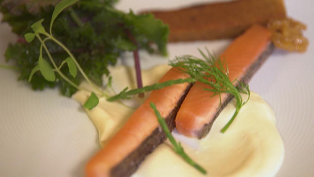 Rezept: Gebeizter Flammlachs mit Waldhonig-Senf-Frischkäse und Gewürzbrotcroutons Rezept: Gebeizter Flammlachs mit Waldhonig-Senf-Frischkäse und Gewürzbrotcroutons