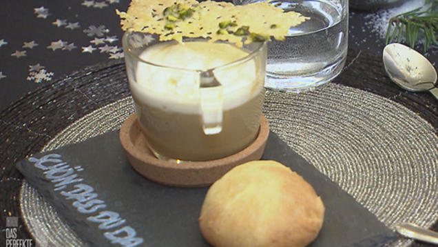 Rezept: Maronencreme-Cappuccino mit Amaretto-Sahne und Parmesanchip Rezept: Maronencreme-Cappuccino mit Amaretto-Sahne und Parmesanchip