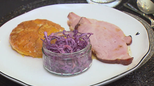 Rezept: Mit Ahornsirup glasierter Cola-Schinken dazu Süßkartoffelgratin und roter Coleslaw Rezept: Mit Ahornsirup glasierter Cola-Schinken dazu Süßkartoffelgratin und roter Coleslaw