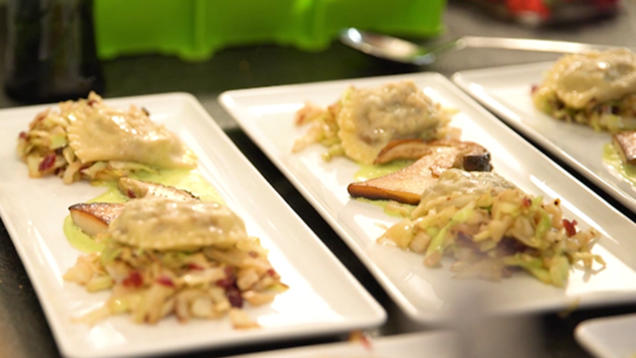 Rezept: Steinpilzravioli mit karamellisiertem Spitzkohl und Cranberries an Kräuterschaum Rezept: Steinpilzravioli mit karamellisiertem Spitzkohl und Cranberries an Kräuterschaum