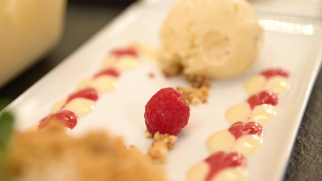 Rezept: Birnencrumble mit Macadamiaeis Rezept: Birnencrumble mit Macadamiaeis
