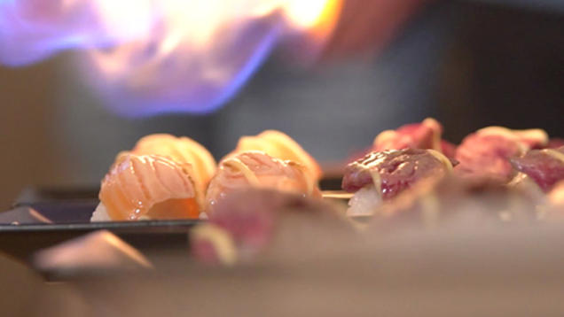 Rezept: Surf and Turf Sushi (flambierte Nigiri mit Lachs und Rind) Rezept: Surf and Turf Sushi (flambierte Nigiri mit Lachs und Rind)