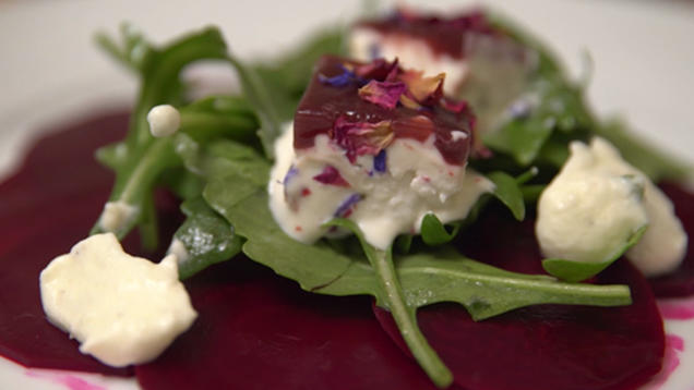Rezept: Rote-Bete-Carpaccio mit Meerrettichschaum und Ziegenkäse Rezept: Rote-Bete-Carpaccio mit Meerrettichschaum und Ziegenkäse