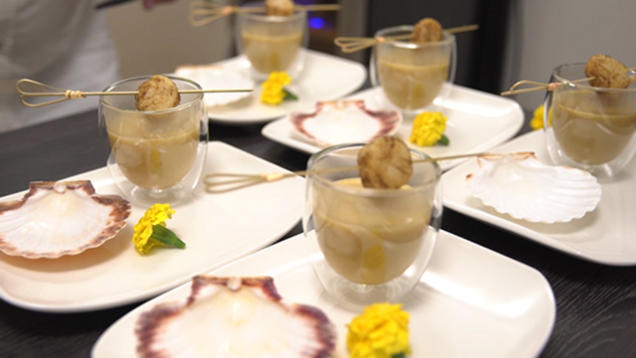 Rezept: Cappuccino von Curry und Zitronengras mit Jakobsmuscheln Rezept: Cappuccino von Curry und Zitronengras mit Jakobsmuscheln