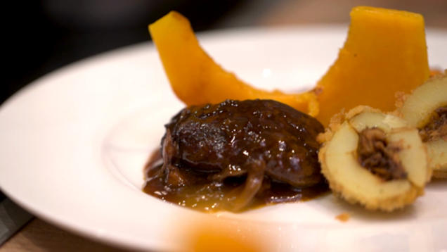 Rezept: Ibéricobäckchen mit Knusperkartoffeln, lila Möhren und Kürbisspalten Rezept: Ibéricobäckchen mit Knusperkartoffeln, lila Möhren und Kürbisspalten