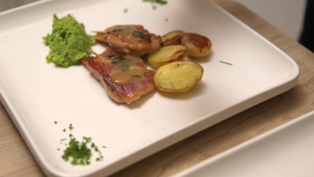 Rezept: Saltimbocca alla Romana, Rosmarinkartoffeln und Erbsen-Minz-Püree Rezept: Saltimbocca alla Romana, Rosmarinkartoffeln und Erbsen-Minz-Püree
