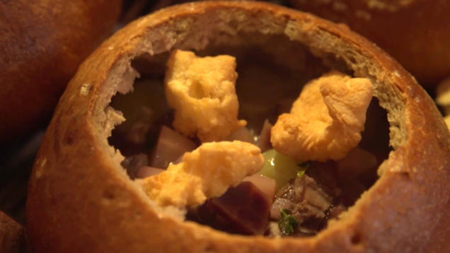Rezept: Lombardische Suppe in gebackenem Brot Rezept: Lombardische Suppe in gebackenem Brot