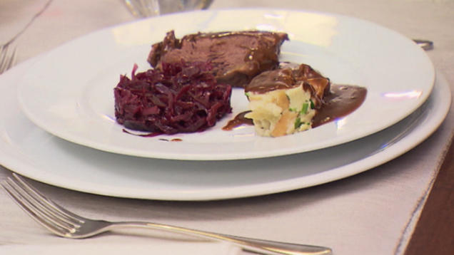 Rezept: Sauerbraten mit Apfel-Rotkohl-Cranberry-Gemüse und Semmelknödeln Rezept: Sauerbraten mit Apfel-Rotkohl-Cranberry-Gemüse und Semmelknödeln