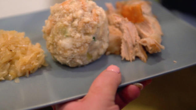 Rezept: Krustenbraten in Biersoße mit Breznknödel und Bayerisch Kraut Rezept: Krustenbraten in Biersoße mit Breznknödel und Bayerisch Kraut