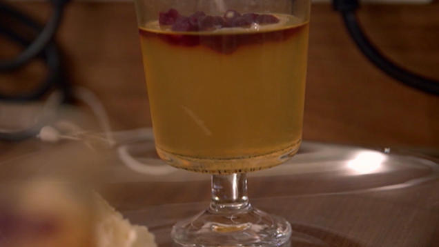 Rezept: „Von den heimischen Streuobstwiesen“: Apfelwein-Gelee mit Schmandeis und Krokant Rezept: „Von den heimischen Streuobstwiesen“: Apfelwein-Gelee mit Schmandeis und Krokant