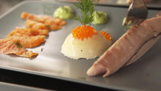 Rezept: Gebeizter Saibling und warmgeräucherte Forelle aus dem Spessart Rezept: Gebeizter Saibling und warmgeräucherte Forelle aus dem Spessart