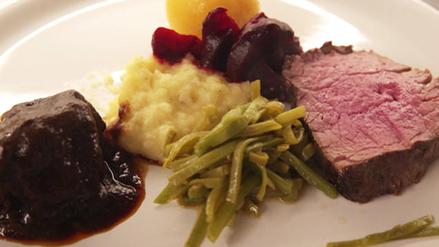 Rezept: Zart geschmorte Ochsenbäckchen und rosa gebratenes Rinderfilet Rezept: Zart geschmorte Ochsenbäckchen und rosa gebratenes Rinderfilet