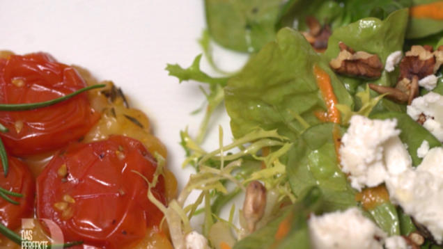 Rezept: Tomaten-Tarte-Tatin mit Salat der Saison Rezept: Tomaten-Tarte-Tatin mit Salat der Saison