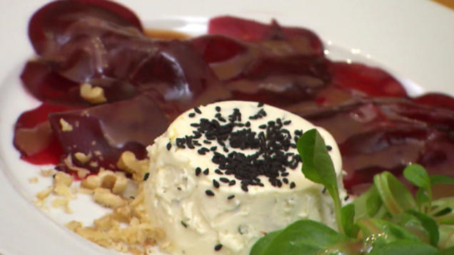 Rezept: Kräuter- Pannacotta auf Rote Bete-Carpaccio mit Honigsenf-Cassis-Vinaigrette Rezept: Kräuter- Pannacotta auf Rote Bete-Carpaccio mit Honigsenf-Cassis-Vinaigrette