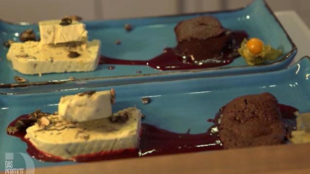 Rezept: Kürbiskernöl-Parfait mit warmem Schokoküchlein auf Himbeerspiegel Rezept: Kürbiskernöl-Parfait mit warmem Schokoküchlein auf Himbeerspiegel