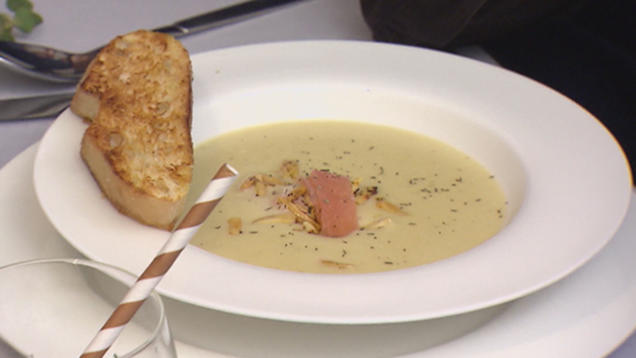 Rezept: Kartoffel-Mandel-Schaumsuppe mit Lachseinlage und Ciabatta-Crostini Rezept: Kartoffel-Mandel-Schaumsuppe mit Lachseinlage und Ciabatta-Crostini