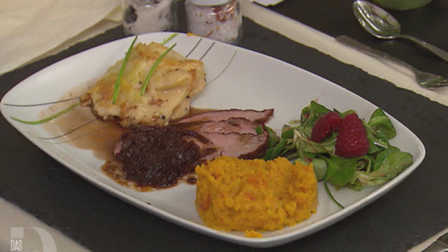 Rezept: Smoke-flavoured Kalbstafelspitz mit Kartoffelgratin, Kürbisstampf und Rotwein-Zwiebel-Jus Rezept: Smoke-flavoured Kalbstafelspitz mit Kartoffelgratin, Kürbisstampf und Rotwein-Zwiebel-Jus