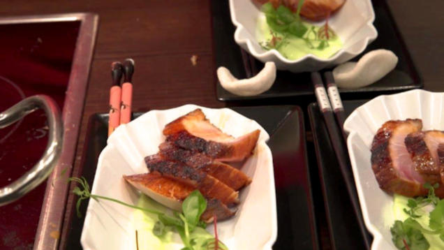 Rezept: Geflammtes Cobia-Sashimi mit Salat und Soja Glaze Rezept: Geflammtes Cobia-Sashimi mit Salat und Soja Glaze